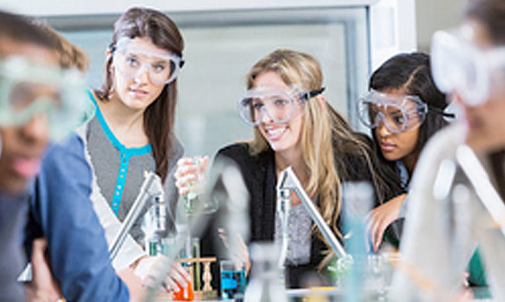 Eine Gruppe Jugundlicher beim Forschen